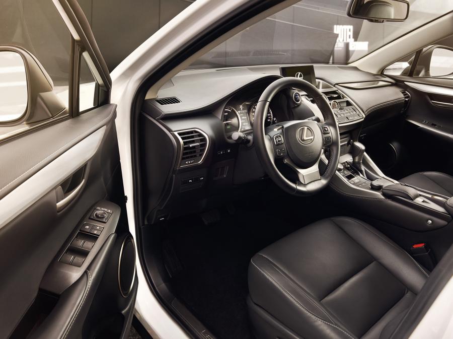 Интерьер Lexus NX300h Sport Edition 2016 года  (фото 5 из 6)